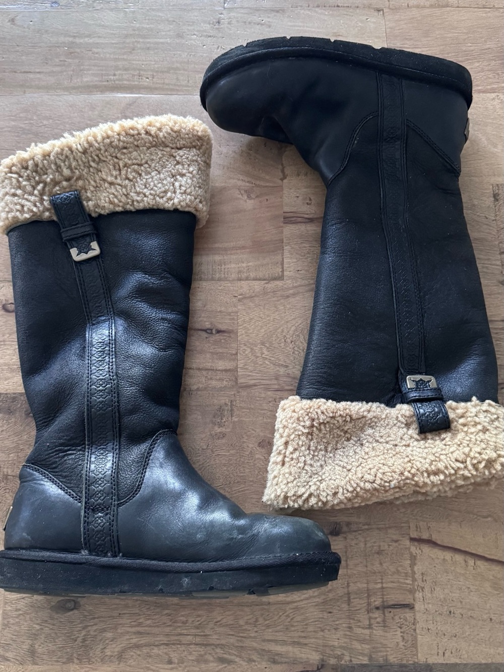 UGG 5191 Locarno Leather Boots Sheepskin Winter Black sz 7 high boots